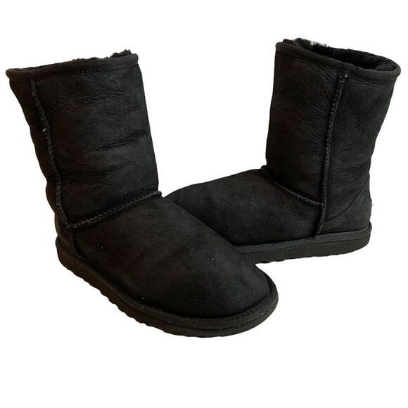 Women's UGG black Classic Short boots - Picture 2 of 9